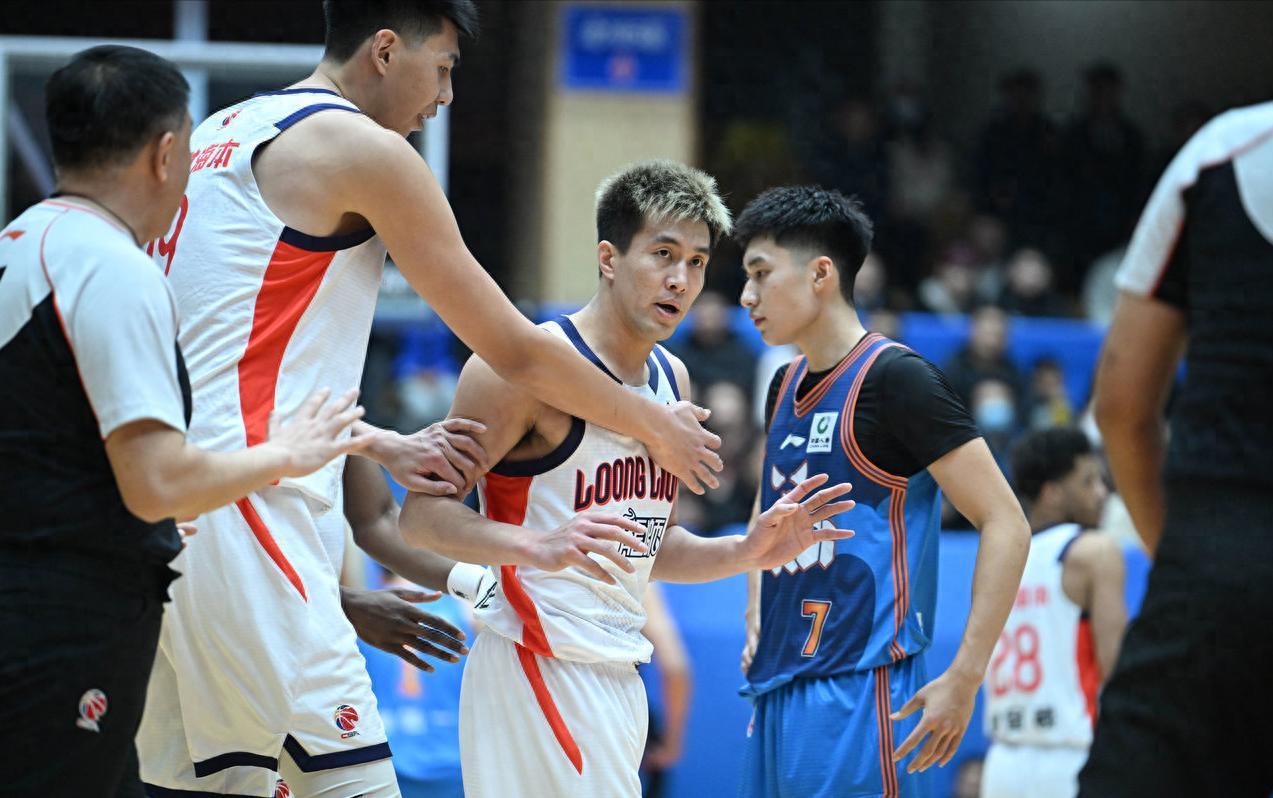 华体会登录入口-16分3助攻！郭艾伦王者归来，被徐昕拖累送违体，加时赛带队赢球